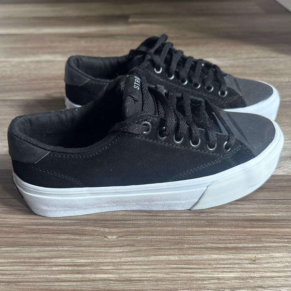 STRAYE SNEAKERS